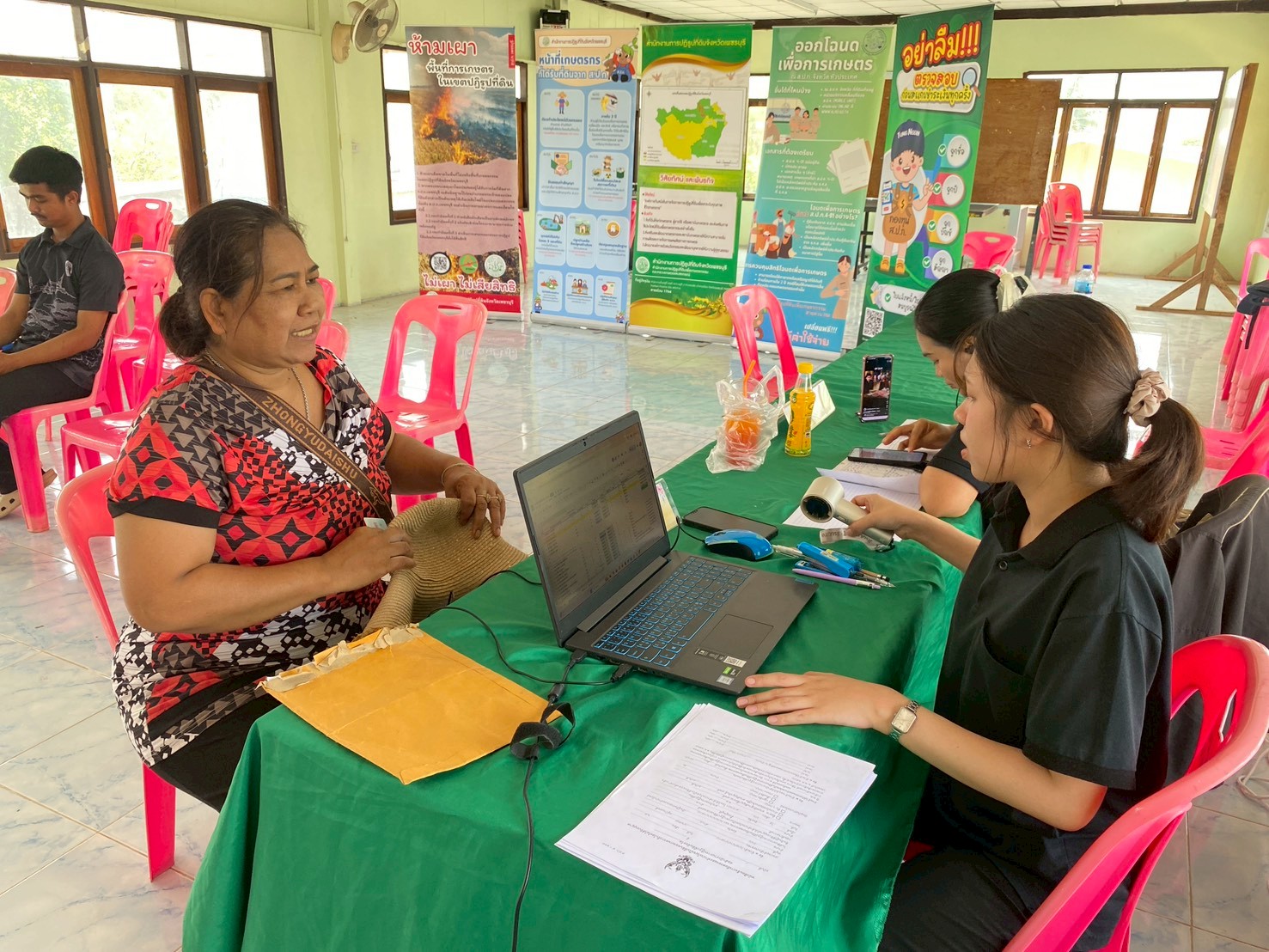 title - ปฏิรูปที่ดินจังหวัดเพชรบุรี มอบหมายให้ เจ้าหน้าที่ ส.ป.ก.เพชรุบรี จัดกิจกรรม 
